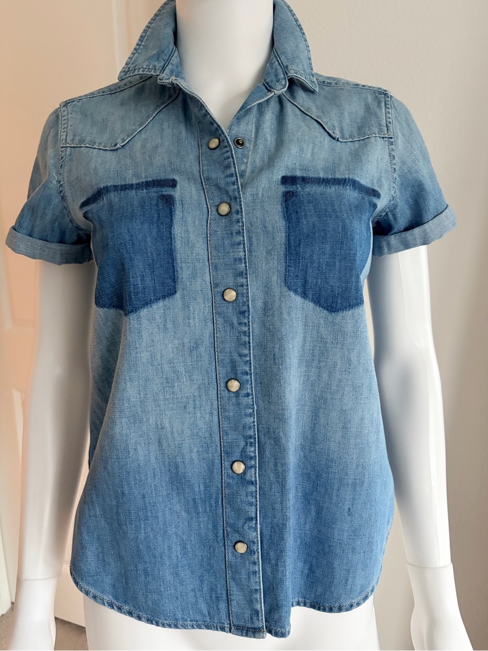 NWOT Gap Short-Sleeve Denim Shirt in a size X-Small